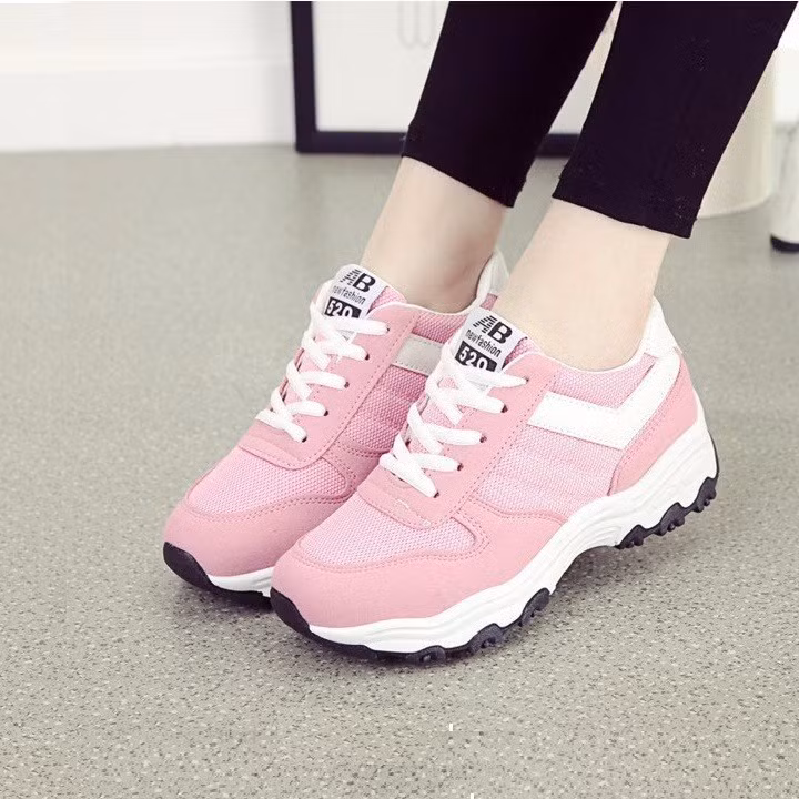 Mùa hè sẽ thiếu phần trọn vẹn nếu vắng mặt những đôi giày thể thao khỏe khoắn.