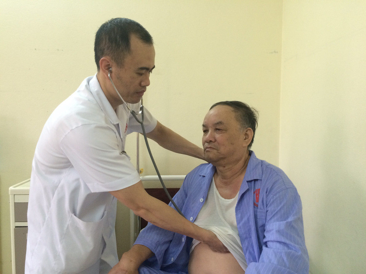 Bác sĩ kiểm soát sức khỏe cho người bệnh Thanh.