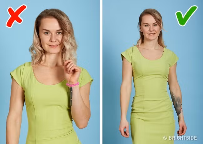 Đeo dây buộc tóc trên cổ tay là một trong những lỗi ăn mặc và trang điểm khá phổ biến với những phụ nữ bận rộn. Điều này rất tiện lợi nhưng lại khiến diện mạo bạn trông xuề xòa.