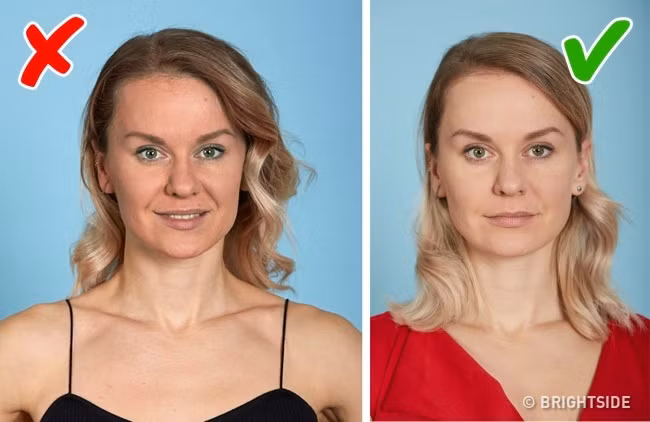 Việc bôi kem nền quá sáng hoặc quá tối khiến mặt bạn đối lập với vùng da cổ. Điều này khiến bạn mất điểm khi xuất hiện.