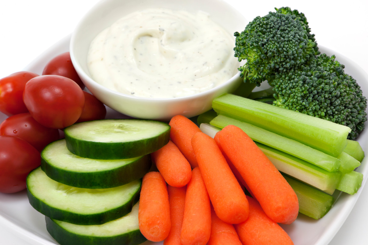 Ăn vặt rất quan trọng, giúp trao đổi chất bình thường và cung cấp năng lượng làm việc. Bạn nên chọn các thực phẩm ăn vặt lành mạnh như cà rốt, trà xanh, cà phê đen, sữa chua và trái cây.