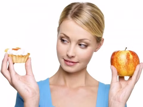 Cho dù bạn bận rộn đến đâu, cũng đừng bao giờ để bụng mình đói. Hãy lên kế hoạch ăn đồ ăn nhẹ, tránh tình trạng đói dẫn đến ăn uống quá độ, nạp quá nhiều đường hay đồ ngọt.