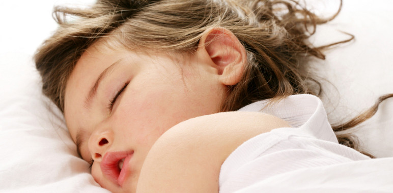 Giấc ngủ ít nhất 6 giờ mỗi đêm sẽ giúp bạn thải ra chất độc, ngăn bạn ăn uống cảm xúc và cải thiện sức khoẻ tổng thể của bạn.