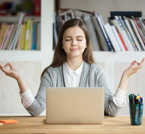 Căng thẳng có thể làm cho bạn ăn uống theo cảm xúc. Do vậy, bạn cần hạn chế căng thẳng để tránh những cơn thèm đường ập tới.