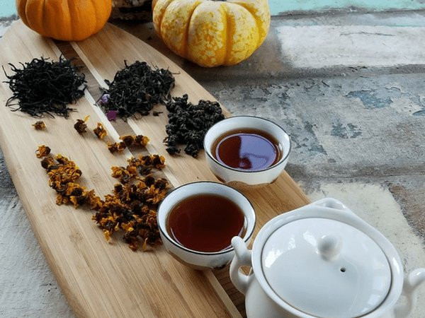 Trà đen là thực phẩm giàu flour tự nhiên bạn nên bổ sung để có hàm răng chắc khỏe. Lượng florua trong trà phụ thuộc vào nước bạn dùng để pha trà.