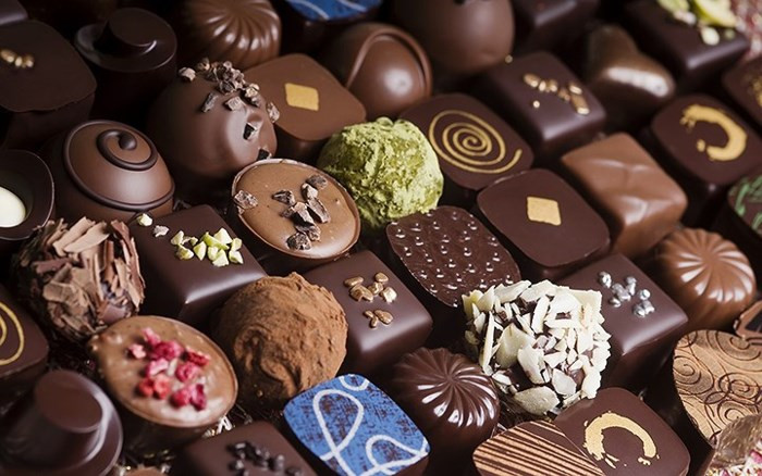 13. Chocolate: Có thể cải thiện sự lưu thông máu, chất flavanol trong chocolate đen có thể hạn chế mức cholesterol xấu, cải thiện lưu thông máu và giữ huyết áp trong tầm kiểm soát. Nam giới bị kém lưu thông máu nhiều khả năng có vấn đề về cương dương, vì vậy những loại thực phẩm tốt cho tim cũng có thể bảo vệ đời sống tình dục của họ.