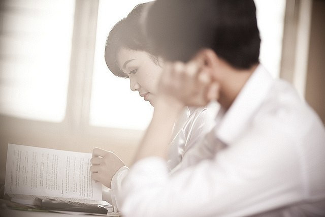 Cùng quê, gần nhà, cả 2 sớm nảy sinh tình cảm gắn bó.