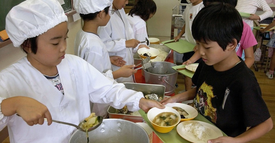 Ý thức về việc tuân thủ nguyên tắc dinh dưỡng được hình thành từ bậc tiểu học. Bữa trưa cũng là một phần trong chương trình giáo dục tại Nhật. Trong giờ ăn trưa, học sinh tự giác ăn uống và ăn xong thì tự dọn sạch bàn của mình.