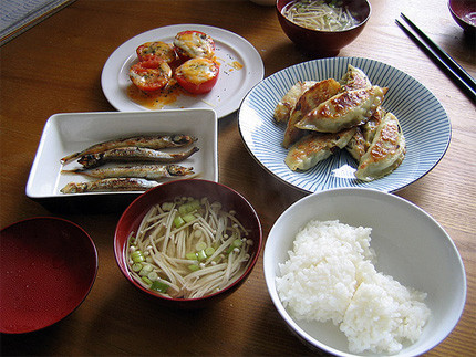 Bí quyết giữ dáng của người Nhật thứ tư là chọn đồ ăn truyền thống của địa phương theo mùa. Người Nhật thường ăn nhiều cơm và cá. Họ ít khi ăn các món phương Tây.