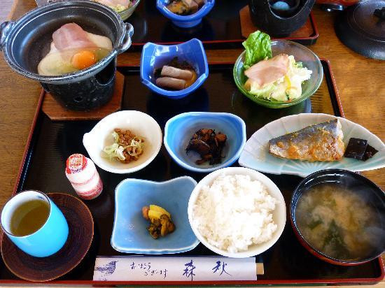 Thứ 5, mỗi bữa ăn được cân bằng và chứa đầy đủ các nhóm thực phẩm. Ví dụ, một bữa ăn trưa điển hình ở Nhật Bản gồm cơm, thịt hoặc cá, súp Miso, một ly sữa và một loại trái cây.