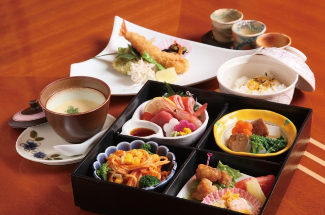 Thứ ba, người Nhật thường ngồi vào bàn thưởng thức các món ăn chứ không vừa đi vừa ăn. Họ ăn vào đúng bữa, đúng giờ.