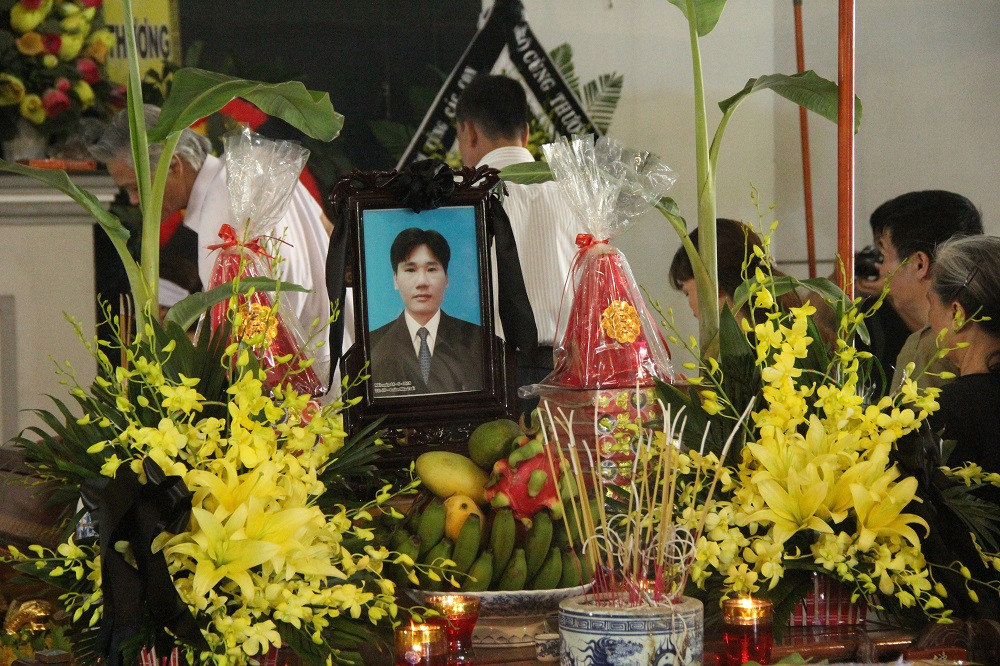 Bức di ảnh của anh Hùng được đặt ngay ngắn trên ban thờ.