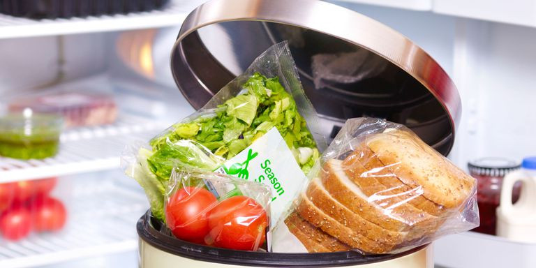 Để tránh ngộ độc, bạn không nên ăn thực phẩm quá hạn sử dụng, ngay cả khi nó trông vẫn ngon và không có mùi. Ảnh: Internet. Video "Các biện pháp xử trí khi bị ngộ độc thực phẩm tại nhà". Nguồn: VTC16.