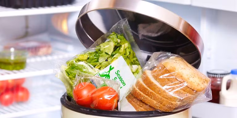 Để tránh ngộ độc, bạn không nên ăn thực phẩm quá hạn sử dụng, ngay cả khi nó trông vẫn ngon và không có mùi. Ảnh: Internet. Video "Các biện pháp xử trí khi bị ngộ độc thực phẩm tại nhà". Nguồn: VTC16.