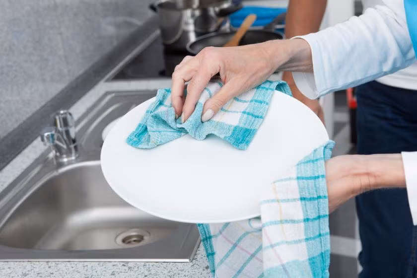 Giặt khăn ăn và khăn chùi nhà bếp thường xuyên rồi phơi khô trước khi sử dụng lại.