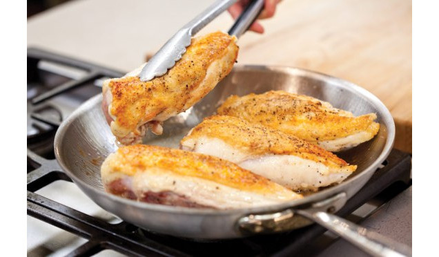 Các thực phẩm như thịt gia cầm, thịt lợn, bánh mì kẹp thịt, xúc xích... nên được nấu chín cho đến khi món ăn không có thịt hồng bên trong.