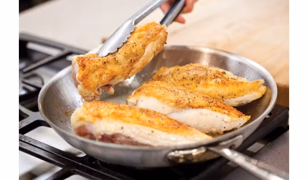 Các thực phẩm như thịt gia cầm, thịt lợn, bánh mì kẹp thịt, xúc xích... nên được nấu chín cho đến khi món ăn không có thịt hồng bên trong.