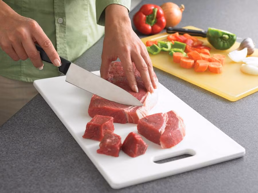 Sử dụng thớt riêng để chế biến thức ăn sống và thức ăn chín. Điều này sẽ tránh gây nhiễm các loại thực phẩm đã nấu chín với các vi khuẩn có hại trên mặt thớt.