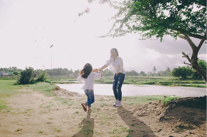 Cô ấy kéo chiếc va ly vào trong nhà rồi giang hai tay về phía tôi như muốn ôm tôi vào lòng - Ảnh minh họa.