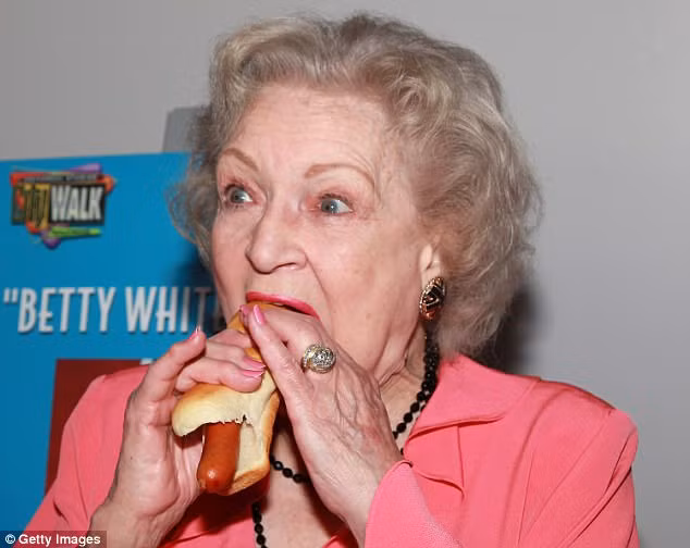 Bà Getty đã 95 tuổi nhưng vẫn trẻ khỏe nhờ chế độ ăn uống với khoai tây chiên, hot dog và rượu vodka. Ảnh: Getty.