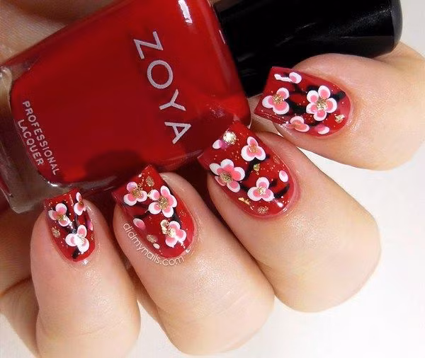 Những bộ nail họa tiết hoa mai, hoa đào rực rỡ màu sắc là điểm nhấn vô cùng bắt mắt cho các cô nàng cá tính.
