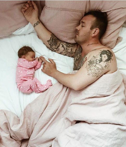 Ngủ cũng phải nắm tay bố.