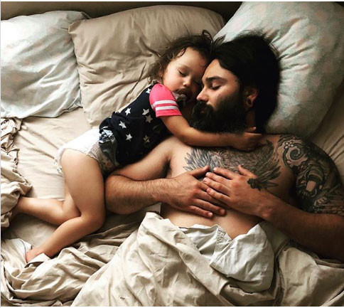 Bố ngủ ngon trong vòng tay con gái.