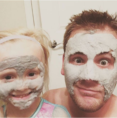 Bố và con gái cùng đắp mặt nạ.