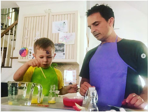 Hai bố con cùng làm thí nghiệm.