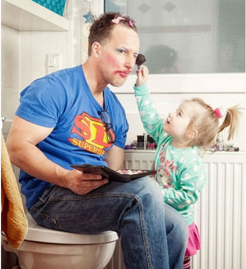 "Để con trang điểm cho bố nhé".