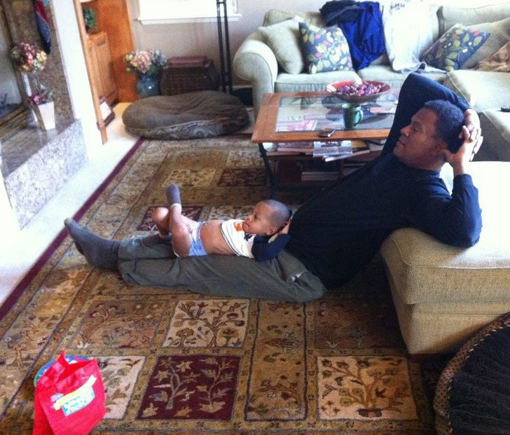 Bố và con cùng xem TV rất ngầu.