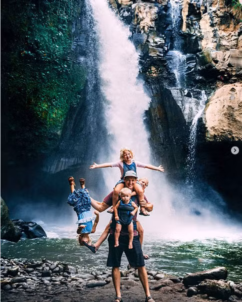 Ông bố của năm, một nách 4 con.