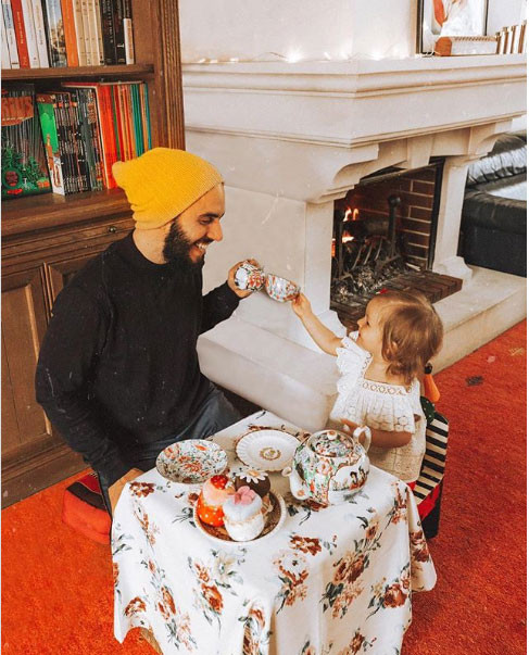 Bố chơi đồ hàng cùng con gái.