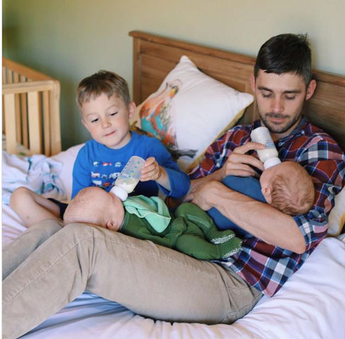 Bố và anh trai chăm bé.