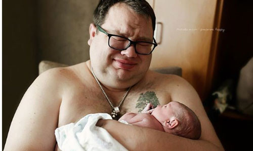 Ông bố cảm động khi lần đầu được bế con.