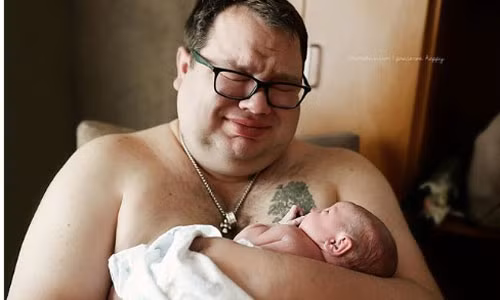 Ông bố cảm động khi lần đầu được bế con.