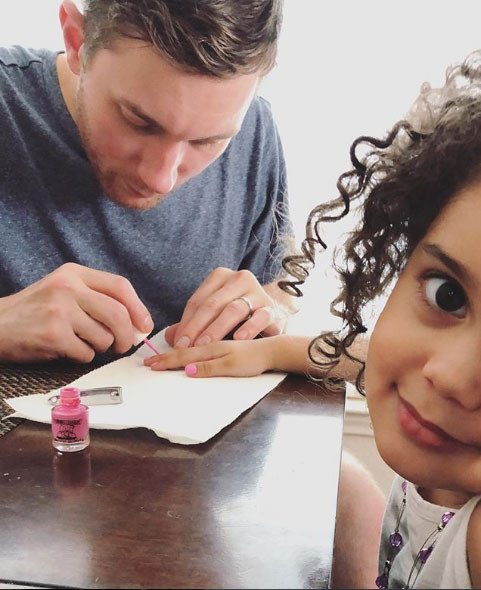 Khi bố làm thợ vẽ móng cho con.