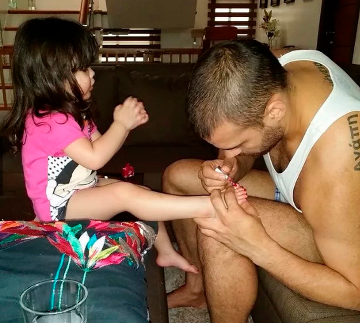 Cha vẽ nail chân cho con gái.