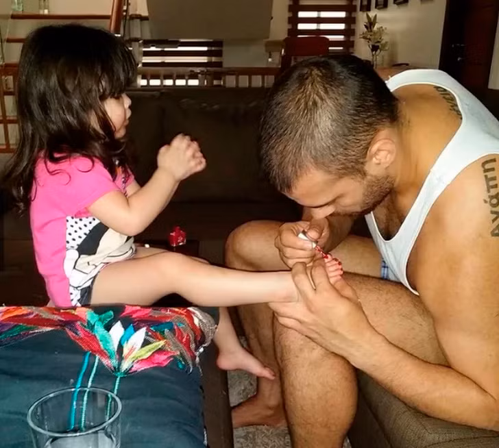 Cha vẽ nail chân cho con gái.