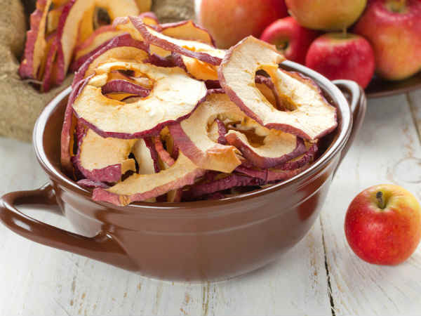 2. Táo khô chứa nhiều chất dinh dưỡng và ít calo so với các loại trái cây khô khác. Dù vậy, ăn nhiều táo khô thì bạn vẫn tăng cân vù vù đấy nhé.