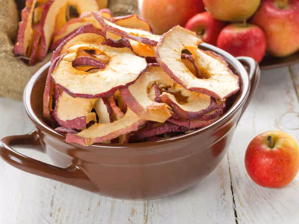 2. Táo khô chứa nhiều chất dinh dưỡng và ít calo so với các loại trái cây khô khác. Dù vậy, ăn nhiều táo khô thì bạn vẫn tăng cân vù vù đấy nhé.