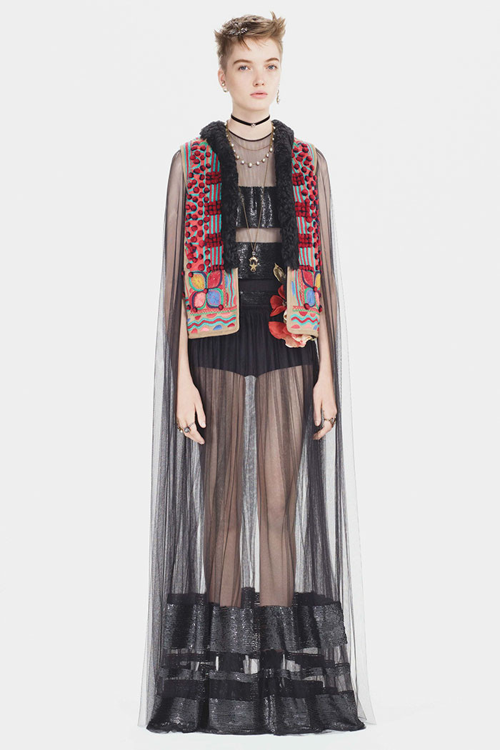 Năm ngoái, khi hãng Dior ra mắt bộ sưu tập Thu Đông 2017, rất nhiều người đã nhận ra các điểm tương đồng giữa chúng và trang phục của người Bihor, nhất là những thiết kế áo khoác gile.