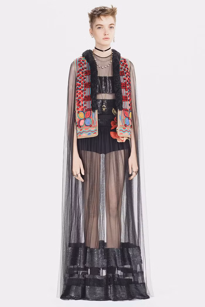 Năm ngoái, khi hãng Dior ra mắt bộ sưu tập Thu Đông 2017, rất nhiều người đã nhận ra các điểm tương đồng giữa chúng và trang phục của người Bihor, nhất là những thiết kế áo khoác gile.