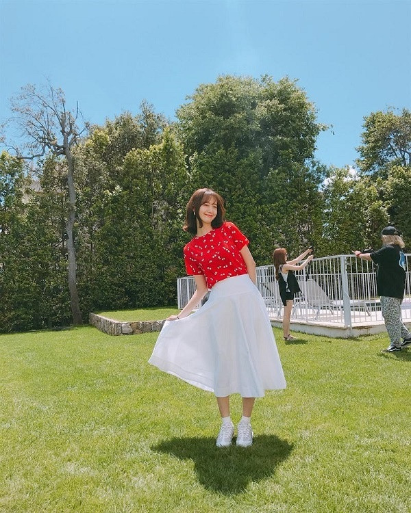 Combo áo phông tông đỏ tươi phối với chân váy midi và giầy thể thao khỏe khoắn chẳng những khiến Yoona (SNSD) trẻ trung đáng kinh ngạc mà còn giúp cô giấu nhẹm được khuyết điểm đôi chân vòng kiềng.
