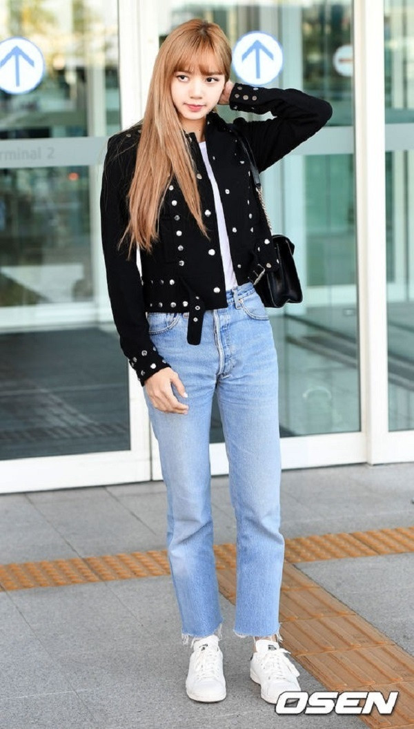Lisa (Blackpink) ghi điểm tuyệt đối với set đồ đơn giản mà cá tính. Cô nàng Rapper đình đám bắt cặp áo jacket đen dáng lửng để mix cùng với quần jean suông và giày sneaker khỏe khoắn.