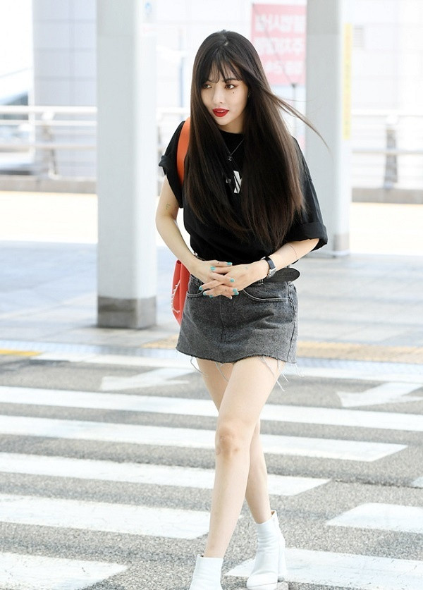 Tận dụng áo phông mát mẻ năng động của mùa hè, Hyuna phối item này cùng chân váy jean, khoe triệt để đôi chân dài thẳng tắp đáng ghen tị.