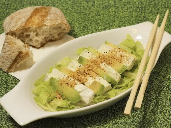 Bơ giúp cơ thể hấp thụ nhiều chất dinh dưỡng hòa tan chất béo từ các thực phẩm khác khi bạn ăn chúng. Vì vậy, nếu bạn ăn cà chua với bơ, nó có thể làm tăng lượng beta-carotene của bạn.