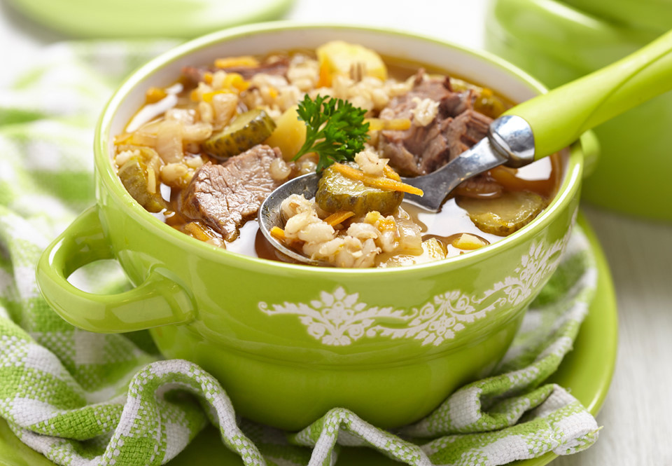 Súp Rassolnik là một trong những món súp nổi tiếng của Nga. Món này gồm dưa chuột muối chua, rau củ, lúa mạch và thịt bò hoặc thịt gà. Món này thường ăn kèm cùng kem chua.