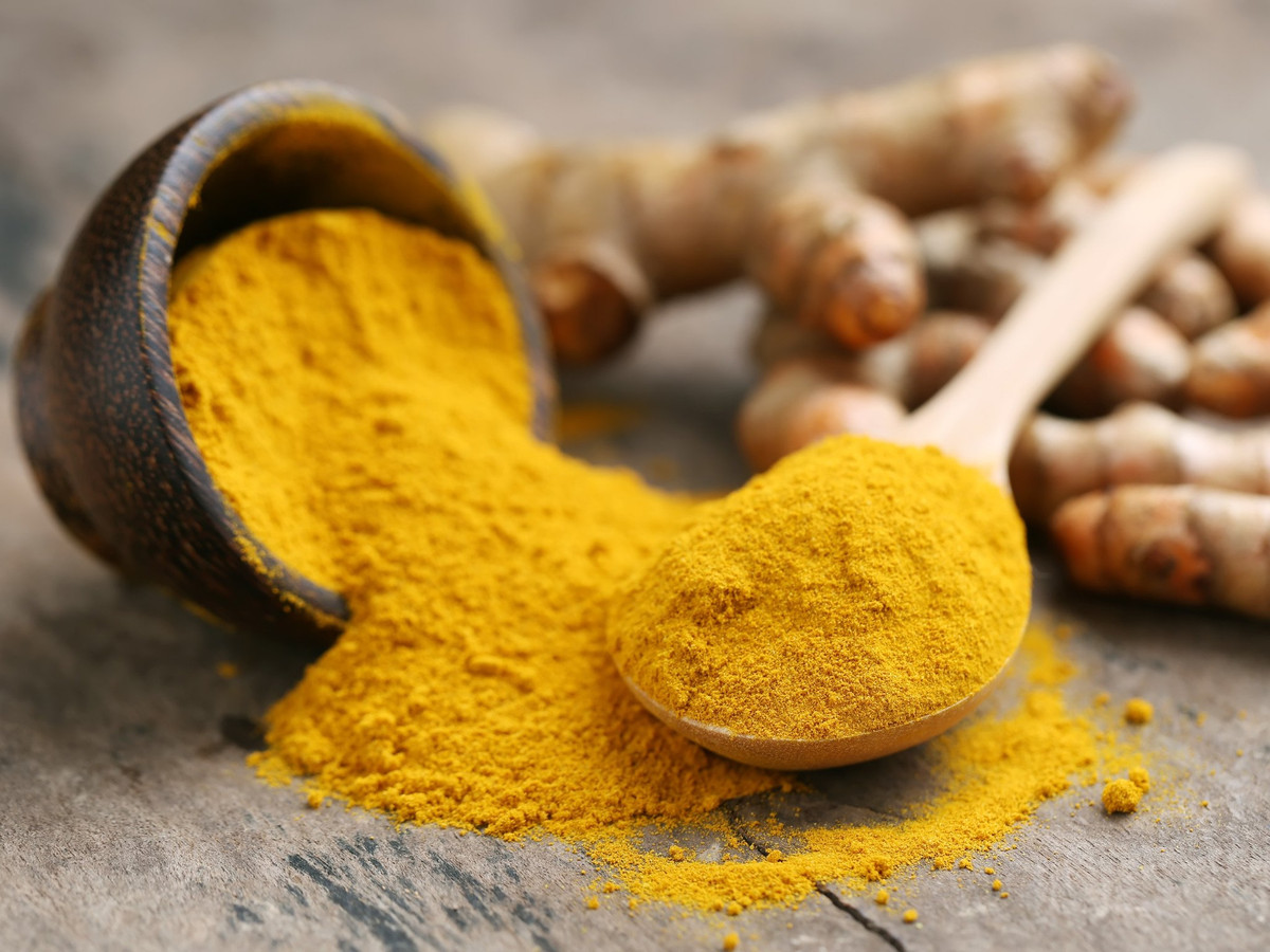 Nghệ chứa hợp chất được gọi là curcumin, giúp phục hồi nhanh sau chấn thương não. Curcumin cũng có thể cải thiện chức năng thần kinh ở những người bị bệnh Alzheimer bằng cách giảm stress oxy hóa.