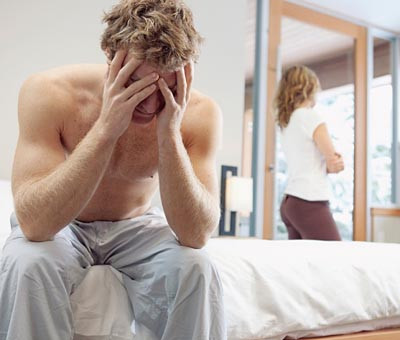 Nếu vợ /chồng của bạn đột nhiên dành nhiều thời gian cho bạn bè thường xuyên hơn là dành thời gian cho bạn thì nó báo hiệu mối quan hệ đang có vấn đề.